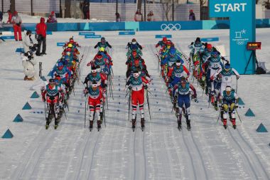 Pyeongchang, Güney Kore - 10 Şubat 2018: kitle başlangıç bayanlar 7.5 km + 7.5 km Skiathlon Alpensia çapraz ülke merkezinde 2018 Kış Olimpiyatları
