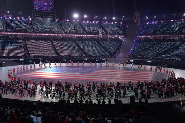 ピョンチャン 2018 オリンピック チャンピオン オリンピック チーム Usa 2018 平昌オリンピックの開会式を主要な米国旗を運ぶエリン ハムリン — ストック写真