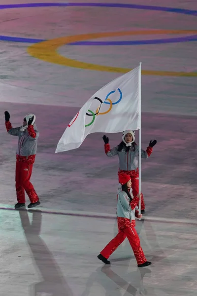 Pyeongchang Corée Sud Février 2018 Volontaire Portant Drapeau Olympique Conduisant — Photo