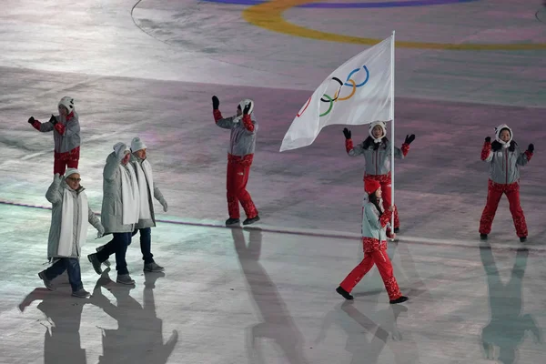 Pyeongchang Sydkorea Februari 2018 Volontär Transporterar Olympiska Flaggan Leder Team — Stockfoto