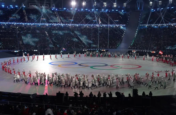 Pyeongchang Corée Sud Février 2018 Volontaire Portant Drapeau Olympique Menant — Photo