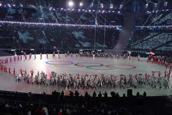 Pyeongchang Corea Del Sur Febrero 2018 Voluntario Con Bandera Olímpica — Foto de Stock