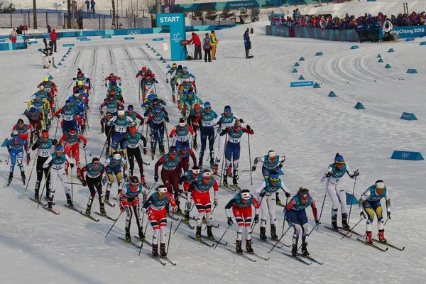Pyeongchang, Güney Kore - 10 Şubat 2018: kitle başlangıç bayanlar 7.5 km + 7.5 km Skiathlon Alpensia çapraz ülke merkezinde 2018 Kış Olimpiyatları