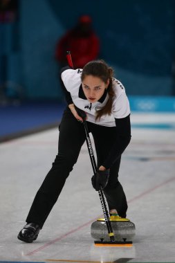 Tarihleri, Güney Kore - 10 Şubat 2018: Anastasia Bryzgalova Rusya'dan olimpik sporcunun nin Gangneung Curling, 2018 Kış Olimpiyatları karışık çiftler hepsini bir kez deneme kıvırma maçta rekabet