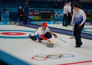Tarihleri, Güney Kore - 10 Şubat 2018: Amerika Birleşik Devletleri kardeşleri Matt (R) ve Becca Hamilton curling bir karışık çiftler sırasında rekabet Çin'in Wang Rui ve 2018 Kış Olimpiyatları'nda Ba Dexin karşı maç
