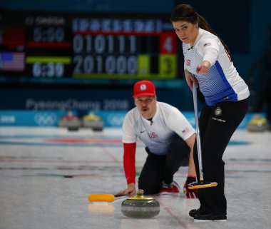 Tarihleri, Güney Kore - 10 Şubat 2018: Amerika Birleşik Devletleri kardeşleri Matt (R) ve Becca Hamilton curling bir karışık çiftler sırasında rekabet Çin'in Wang Rui ve 2018 Kış Olimpiyatları'nda Ba Dexin karşı maç
