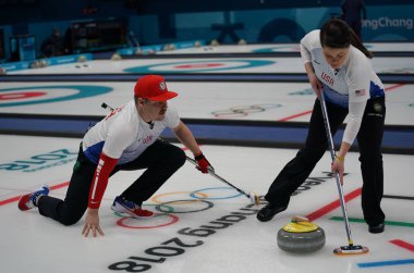 Tarihleri, Güney Kore - 10 Şubat 2018: Amerika Birleşik Devletleri kardeşleri Matt (R) ve Becca Hamilton curling bir karışık çiftler sırasında rekabet Çin'in Wang Rui ve 2018 Kış Olimpiyatları'nda Ba Dexin karşı maç