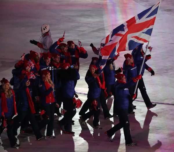 ピョンチャン 2018 オリンピック チャンピオン リジィ ヤーノルド昌 2018年冬季オリンピックの開会式でオリンピック チーム イギリスをリードする英国の旗を運ぶ — ストック写真