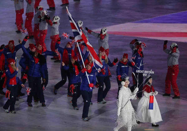 ピョンチャン 2018 オリンピック チャンピオン リジィ ヤーノルド昌 2018年冬季オリンピックの開会式でオリンピック チーム イギリスをリードする英国の旗を運ぶ — ストック写真