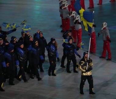 Pyeongchang, Güney Kore - 9 Şubat 2018: İsveç kıvırıcı Niklas İsveç bayrağı taşıyan Olimpiyat takımı İsveç Pyeongchang 2018 Kış Olimpiyatları açılış töreni önde gelen Edin