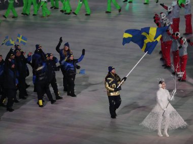 Pyeongchang, Güney Kore - 9 Şubat 2018: İsveç kıvırıcı Niklas İsveç bayrağı taşıyan Olimpiyat takımı İsveç Pyeongchang 2018 Kış Olimpiyatları açılış töreni önde gelen Edin