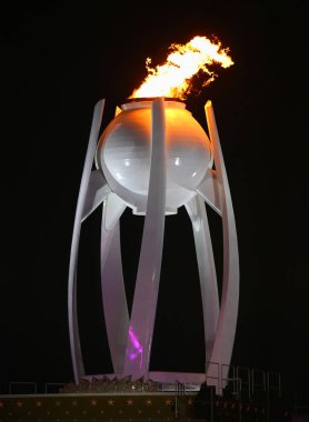 Pyeongchang, Güney Kore - 9 Şubat 2018: Olimpiyat alev yanıkları 2018 Kış Olimpiyatları açılış töreni sırasında Pyeongchang Olimpiyat Stadyumu 