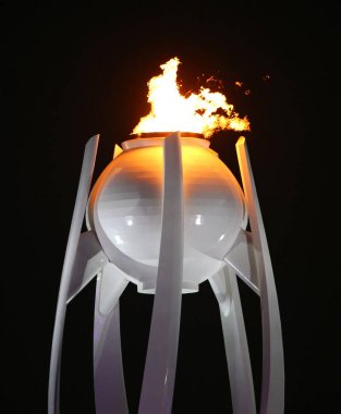 Pyeongchang, Güney Kore - 9 Şubat 2018: Olimpiyat alev yanıkları 2018 Kış Olimpiyatları açılış töreni sırasında Pyeongchang Olimpiyat Stadyumu 