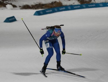 Pyeongchang, Güney Kore - 12 Şubat 2018: Emily Dreissigacker Amerika Birleşik Devletleri Alpensia Biatlon merkezinde 2018 Kış Olimpiyatları'nda biatlon kadın 10 km takipte yarışıyor
