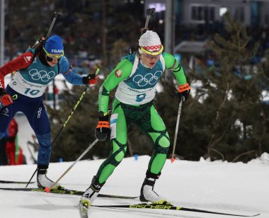 Pyeongchang, Güney Kore - 12 Şubat 2018: Olimpiyat Şampiyonu Darya Domracheva Beyaz Rusya'nın Alpensia Biatlon merkezinde 2018 Kış Olimpiyatları'nda biatlon kadın 10 km takipte yarışıyor