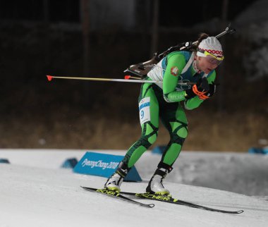 Pyeongchang, Güney Kore - 12 Şubat 2018: Olimpiyat Şampiyonu Darya Domracheva Beyaz Rusya'nın Alpensia Biatlon merkezinde 2018 Kış Olimpiyatları'nda biatlon kadın 10 km takipte yarışıyor