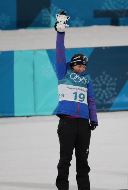 Pyeongchang, Güney Kore - 12 Şubat 2018: bronz madalya Anais Bescond Fransa'nın Alpensia Biatlon merkezinde 2018 Kış Olimpiyatları'nda biatlon kadın 10 km takip mekan kutlama 