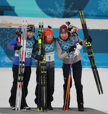 Pyeongchang, Güney Kore - 18 Şubat 2018: Anais Bescond Fra (L), Laura Dahlmeier Ger ve Anastasiya Kuzmina Svk 2018 Kış Olimpiyatları'nda biatlon kadın 10 km takip mekan şenlikte 