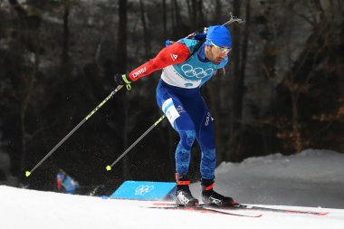 Pyeongchang, Güney Kore - 18 Şubat 2018: Olimpiyat şampiyonu Fransa'nın Martin Fourcade Alpensia Biatlon merkezinde 2018 Kış Olimpiyatları'nda biatlon erkekler 15 km toplu çıkış içinde rekabet