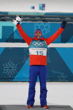 Pyeongchang, Güney Kore 18 Şubat 2018: bronz madalya 2018 Kış Olimpiyatları'nda biatlon erkekler 15 km toplu çıkış mekan kutlama Emil Hegle Svendsen Norveç'in 