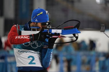 Pyeongchang, Güney Kore - 18 Şubat 2018: Olimpiyat şampiyonu Fransa'nın Martin Fourcade Alpensia Biatlon merkezinde 2018 Kış Olimpiyatları'nda biatlon erkekler 15 km toplu çıkış içinde rekabet