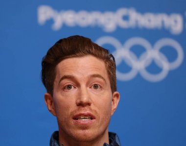 Pyeongchang, Güney Kore - 14 Şubat 2018: Olimpiyat Şampiyonu Shaun White erkekler snowboard halfpipe 2018 Kış Olimpiyatları'nda son zaferi sonra basın toplantısında 