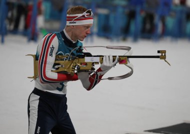 Pyeongchang, Güney Kore - 18 Şubat 2018: Olimpiyat Şampiyonu Johannes Thingnes Boe Norveç'in Alpensia Biatlon merkezinde 2018 Kış Olimpiyatları'nda biatlon erkekler 15 km toplu çıkış içinde rekabet