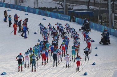 Pyeongchang, Güney Kore - 10 Şubat 2018: kitle başlangıç bayanlar 7.5 km + 7.5 km Skiathlon Alpensia çapraz ülke merkezinde 2018 Kış Olimpiyatları