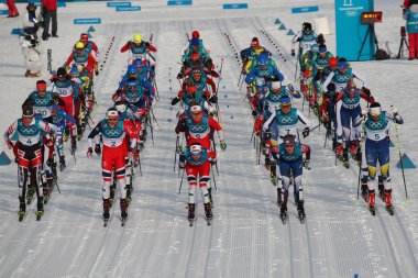 Pyeongchang, Güney Kore - 10 Şubat 2018: kitle başlangıç bayanlar 7.5 km + 7.5 km Skiathlon Alpensia çapraz ülke merkezinde 2018 Kış Olimpiyatları