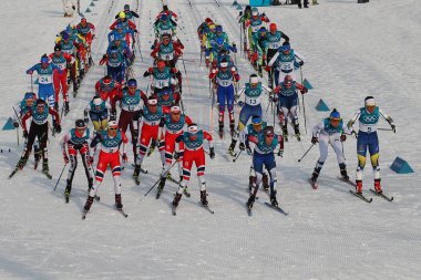 Pyeongchang, Güney Kore - 10 Şubat 2018: kitle başlangıç bayanlar 7.5 km + 7.5 km Skiathlon Alpensia çapraz ülke merkezinde 2018 Kış Olimpiyatları
