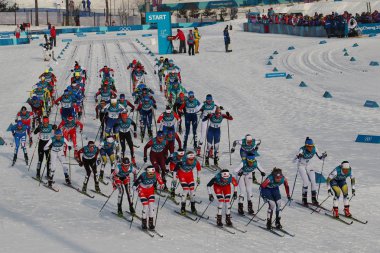 Pyeongchang, Güney Kore - 10 Şubat 2018: kitle başlangıç bayanlar 7.5 km + 7.5 km Skiathlon Alpensia çapraz ülke merkezinde 2018 Kış Olimpiyatları