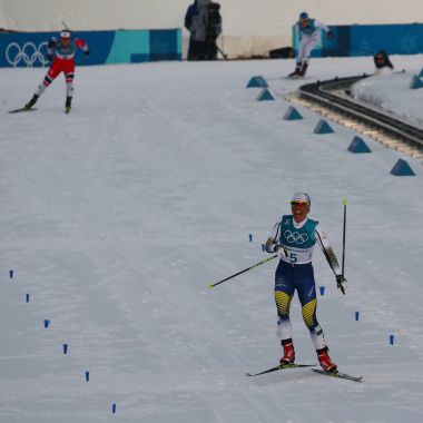 Pyeongchang, Güney Kore - 10 Şubat 2018: Olimpiyat Şampiyonu Charlotte Kalla İsveç'in bitiş çizgisine bayanlar 7.5 km + 7.5 km Skiathlon 2018 Kış Olimpiyatları'nda toplu çıkış sırasında