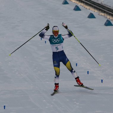 Pyeongchang, Güney Kore - 10 Şubat 2018: Olimpiyat Şampiyonu Charlotte Kalla İsveç'in bitiş çizgisine bayanlar 7.5 km + 7.5 km Skiathlon 2018 Kış Olimpiyatları'nda toplu çıkış sırasında