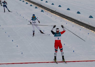 Pyeongchang, Güney Kore - 10 Şubat 2018: tarihteki en dekore edilmiş kış Olympian kitle Norveç Marit Bjoergen başlatmak bayanlar 7.5 km + 7.5 km Skiathlon 2018 Kış Olimpiyatları