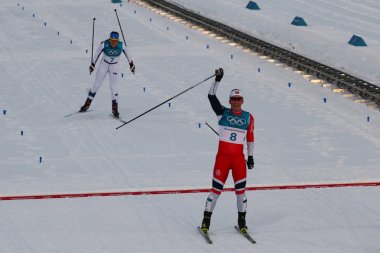Pyeongchang, Güney Kore - 10 Şubat 2018: tarihteki en dekore edilmiş kış Olympian kitle Norveç Marit Bjoergen başlatmak bayanlar 7.5 km + 7.5 km Skiathlon 2018 Kış Olimpiyatları
