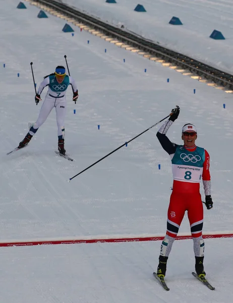 Pyeongchang, Güney Kore - 10 Şubat 2018: tarihteki en dekore edilmiş kış Olympian kitle Norveç Marit Bjoergen başlatmak bayanlar 7.5 km + 7.5 km Skiathlon 2018 Kış Olimpiyatları
