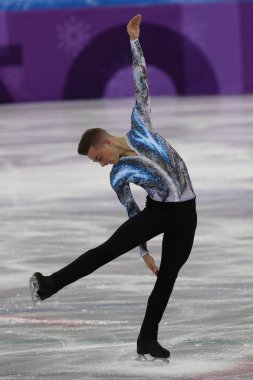 Tarihleri, Güney Kore - 12 Şubat 2018: Adam Rippon Amerika Birleşik Devletleri içinde takım olay erkekler tek buz pateni serbest program'in Gangneung buz Arena 2018 Kış Olimpiyatları gerçekleştirir