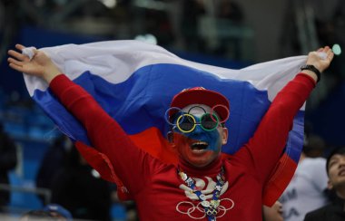 Nin Gangneung, Güney Kore - 17 Şubat 2018: Rus hokey hayranı Erkekler Buz hokeyi Rusya 2018 Kış Olimpiyatları'nda Team Usa ve takım olimpik atlet arasında oyun yuvarlak ön sırasında