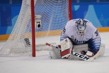 Rusya Erkekler Buz hokeyi oyunu 2018 Kış Olimpiyatları'nda yuvarlak ön takım olimpik atlet karşı eylem takım ABD nin Gangneung, Güney Kore - 17 Şubat 2018: kaleci Ryan Zapolski
