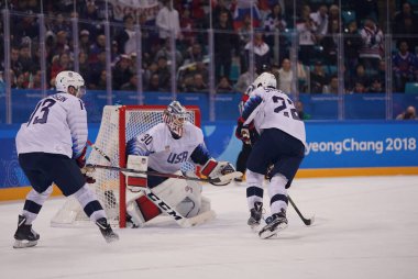 Nin Gangneung, Güney Kore - 17 Şubat 2018: Team Usa dan Rusya Erkekler Buz hokeyi oyunu 2018 Kış Olimpiyatları'nda yuvarlak ön takım olimpik atlet karşı eylem