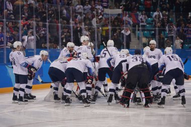 Nin Gangneung, Güney Kore - 17 Şubat 2018: Team Usa dan Rusya Erkekler Buz hokeyi oyunu 2018 Kış Olimpiyatları'nda yuvarlak ön takım olimpik atlet karşı eylem