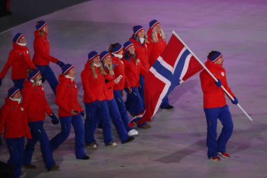 Pyeongchang, Güney Kore - 9 Şubat 2018: Emil Hegle Norveç bayrağı taşıyan Svendsen Olimpiyat takımı Norveç Pyeongchang 2018 Kış Olimpiyatları açılış töreni önde gelen