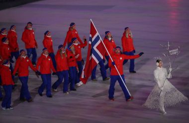 Pyeongchang, Güney Kore - 9 Şubat 2018: Emil Hegle Norveç bayrağı taşıyan Svendsen Olimpiyat takımı Norveç Pyeongchang 2018 Kış Olimpiyatları açılış töreni önde gelen