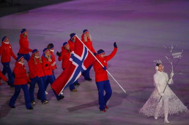 Pyeongchang, Güney Kore - 9 Şubat 2018: Emil Hegle Norveç bayrağı taşıyan Svendsen Olimpiyat takımı Norveç Pyeongchang 2018 Kış Olimpiyatları açılış töreni önde gelen