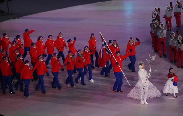 Pyeongchang, Güney Kore - 9 Şubat 2018: Emil Hegle Norveç bayrağı taşıyan Svendsen Olimpiyat takımı Norveç Pyeongchang 2018 Kış Olimpiyatları açılış töreni önde gelen