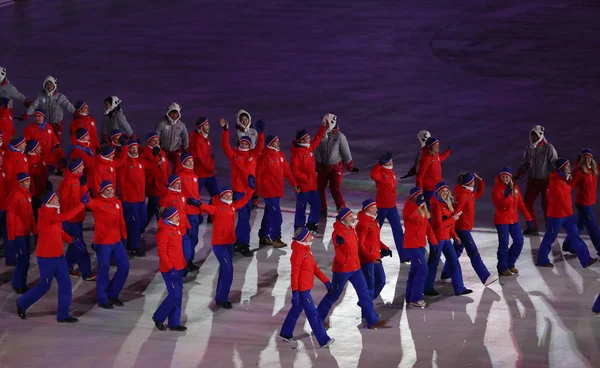ピョンチャン 2018 Emil Hegle Svendsen さんノルウェーの旗を運ぶ平昌 2018年冬季オリンピックの開会式でオリンピック チーム ノルウェーをリード — ストック写真