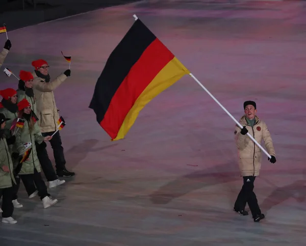 ピョンチャン 2018 エリック フレンツェル ドイツの旗を持ってリードするドイツのオリンピック チームで平昌 2018年冬季オリンピック開会式 — ストック写真