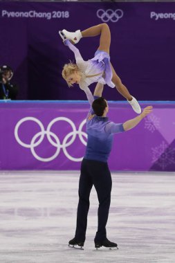 Tarihleri, Güney Kore - 15 Şubat 2018: Olimpiyat Şampiyonu Aljona Savchenko ve Bruno Massot Almanya'nın içinde çift çiftler serbest program'in Gangneung buz Arena 2018 Kış Olimpiyatları gerçekleştirmek
