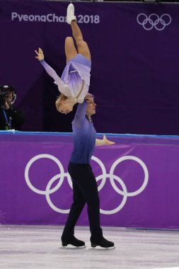 Tarihleri, Güney Kore - 15 Şubat 2018: Olimpiyat Şampiyonu Aljona Savchenko ve Bruno Massot Almanya'nın içinde çift çiftler serbest program'in Gangneung buz Arena 2018 Kış Olimpiyatları gerçekleştirmek