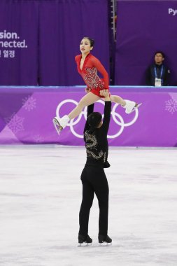 Tarihleri, Güney Kore - 15 Şubat 2018: Şampiyonudur Wenjing Sui ve Çin'in Cong Han içinde çift çiftler serbest program 2018 Kış Olimpiyat Oyunları'nin Gangneung buz Arena gerçekleştirmek
